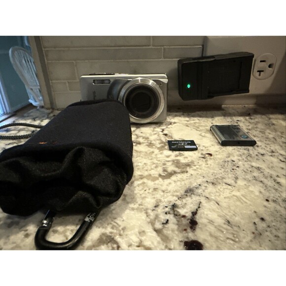 Olympus Stylus 7010 12MP Digital Camera w/ Case Batteries Charger 2GB xD TESTED - Picture 1 of 4